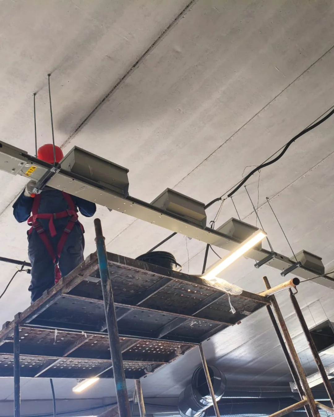 Instalação de eletrocalhas e iluminação em obra