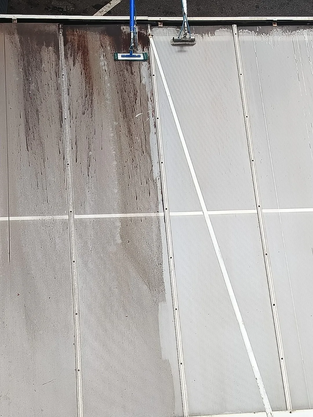 Limpeza de cobertura de policarbonato antes e depois