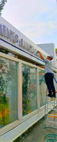 Limpeza de fachada de loja comercial