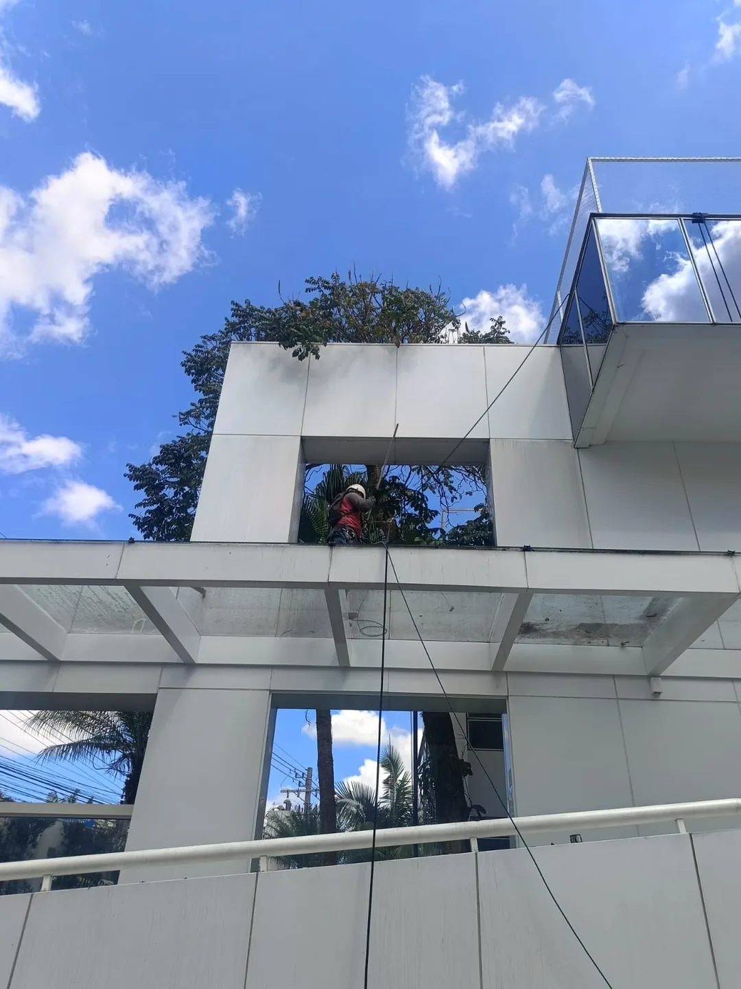 Limpeza e revitalização de fachada com técnica de rapel